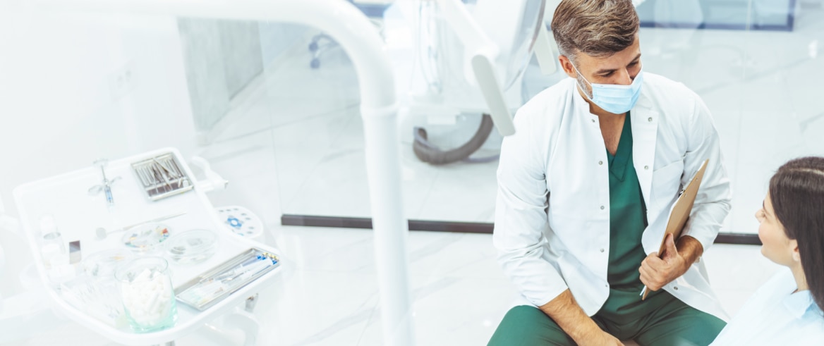 Un dentista y su paciente.  