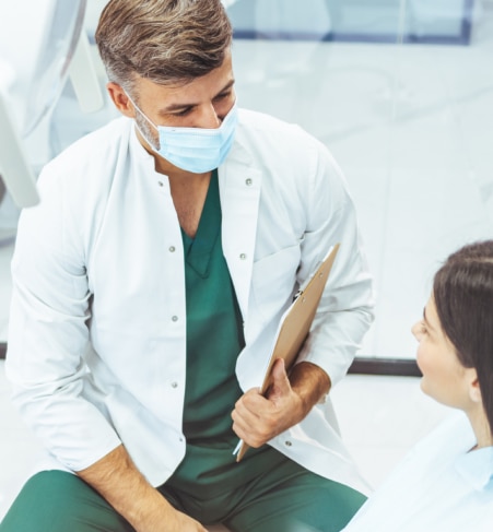 Un dentista y su paciente.  