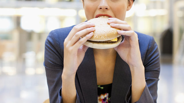 Mujer comiendo una hamurguesa