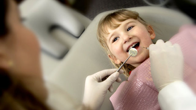 Niña en el dentista