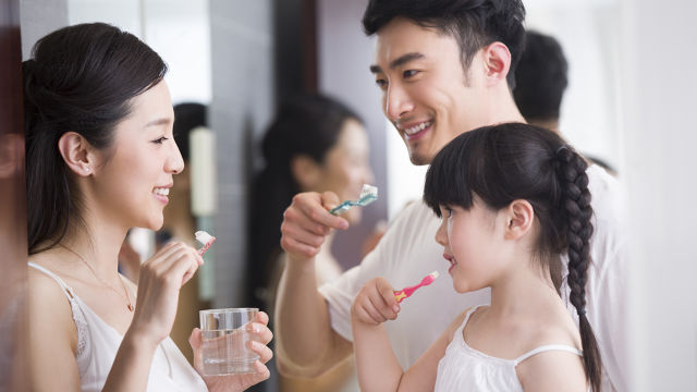familia cepillandose los dientes