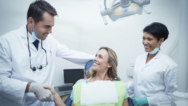 Mujer visitando a sus dentistas