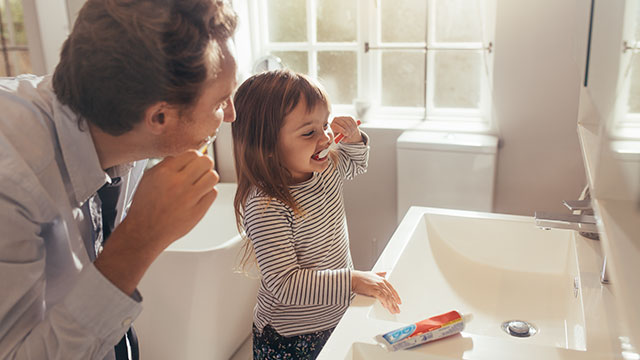 Padre e hieja cepillandose