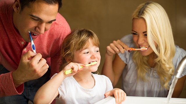 familia cepillandose los dientes