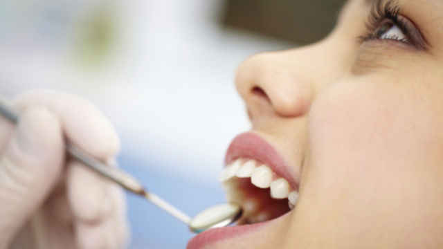 Dentista revisando los dientes de su paciente
