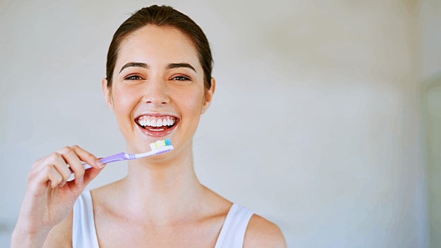 familia cepillandose los dientes