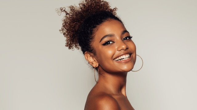 Niña cepillandose los dientes