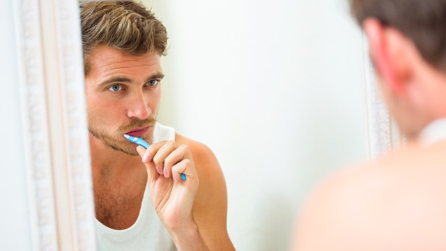 Hombre cepillandose los dientes
