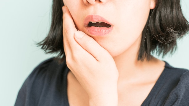 Niña tomando helado