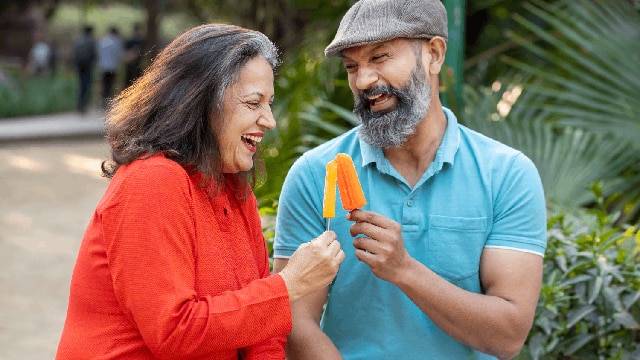 Niña tomando helado