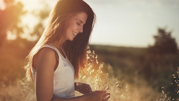 mujer en el campo riendo