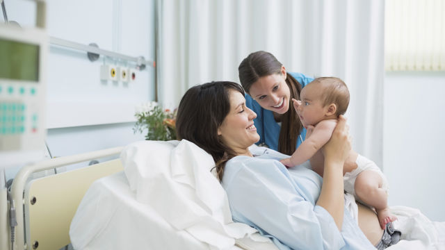 Madre con su bebe recien nacido