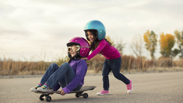 niños jugando y sonriendo