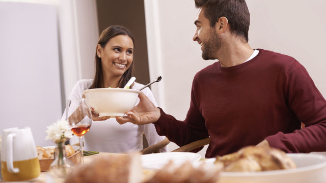 Pareja comiendo