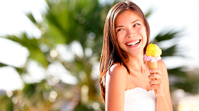 Niña tomando helado