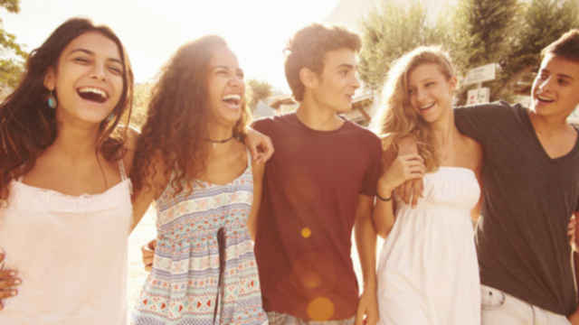 Grupo de amigos abrazados sonriendo