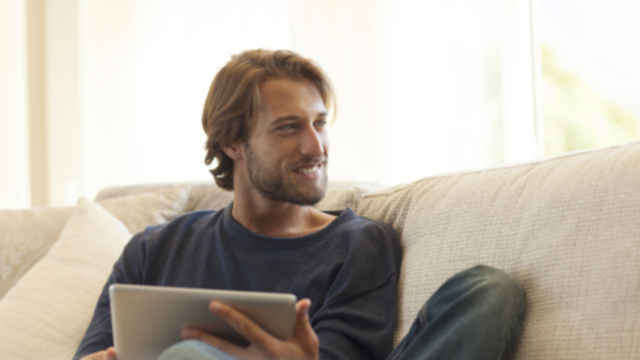 hombre riendo sentado en el sillon