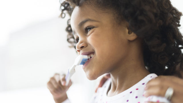 Niña cepillandose los dientes