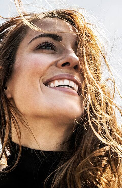 mujer sonriente mostrando los dientes blancos mujer sonriente mostrando los dientes blancos