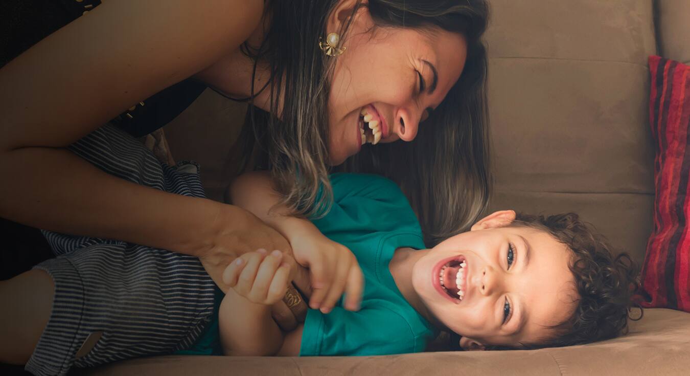 Mujer y niño sonriendo