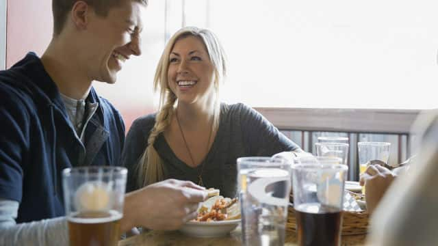 Pareja sonriendo