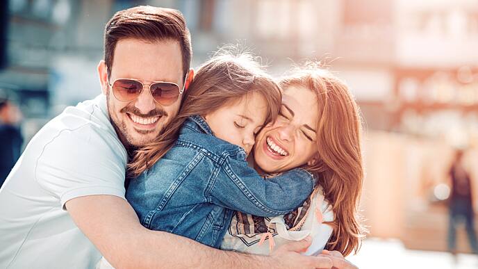 Familia feliz y sonriente