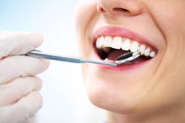 Hombre cepillándose los dientes.