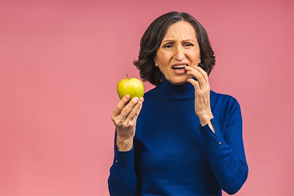 Mujer quejándose por dolor dental Mujer quejándose por dolor dental