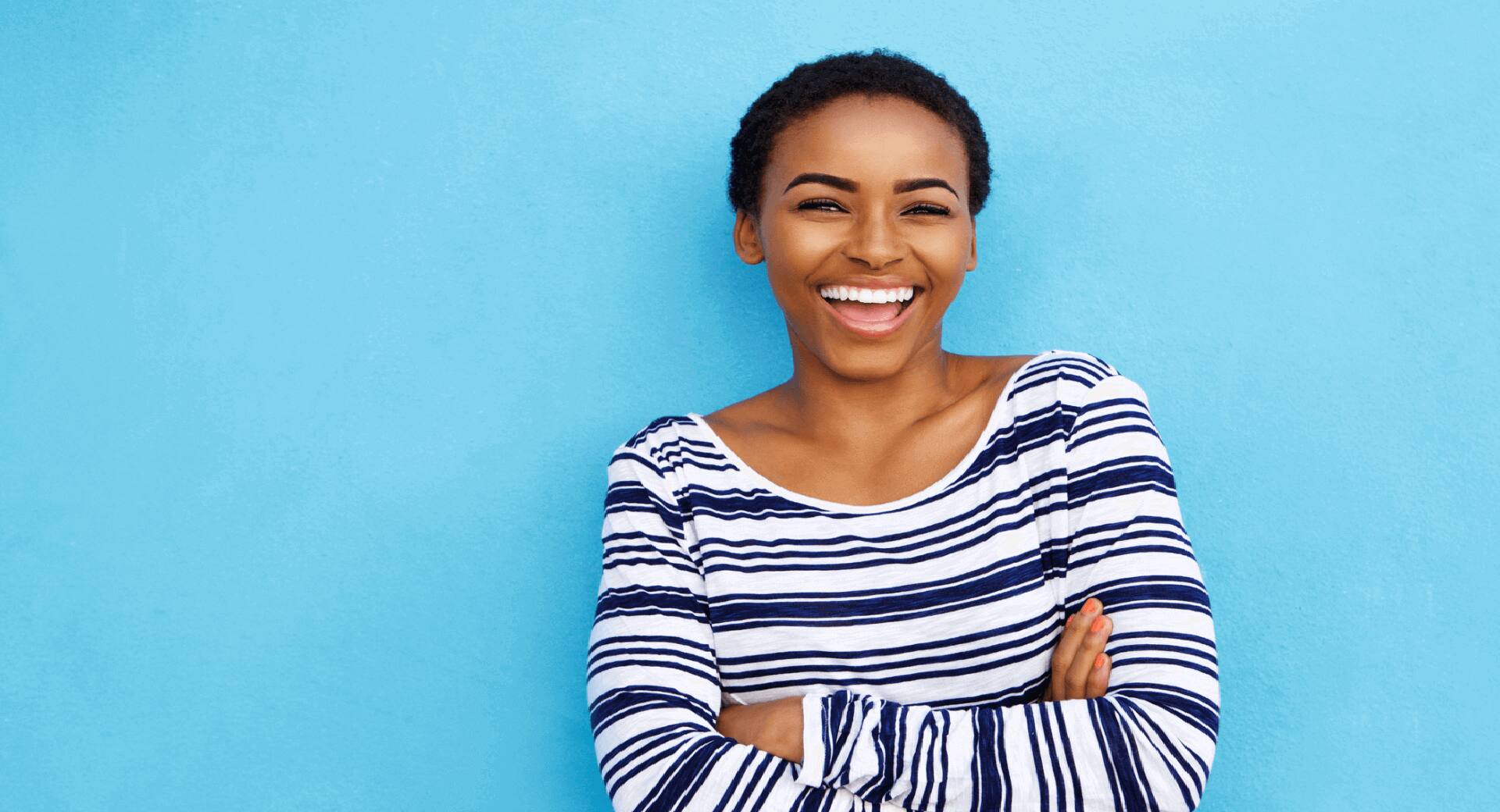 Mujer feliz con dientes blancos