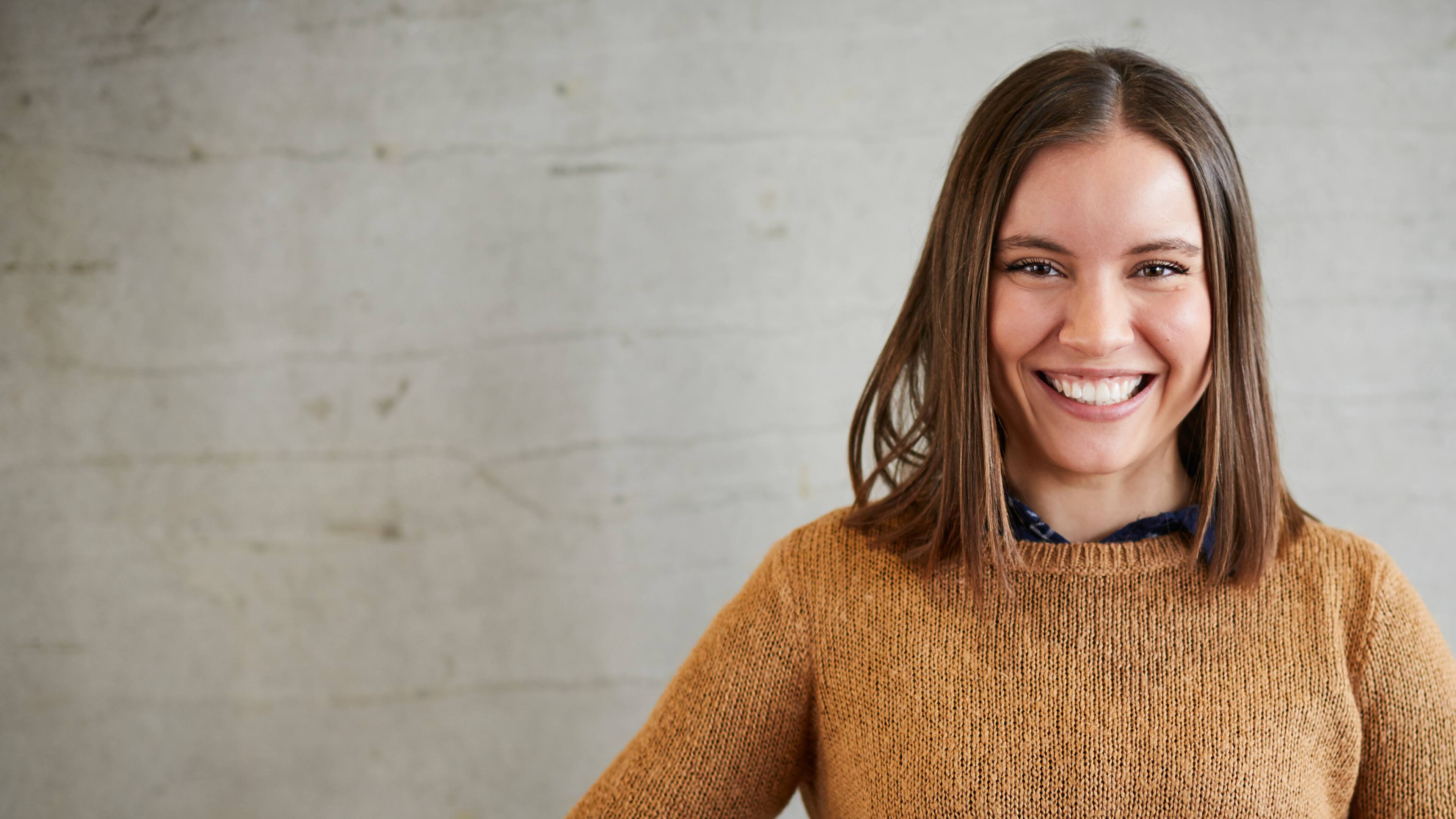 Mujer soriendo con dientes perfectos 