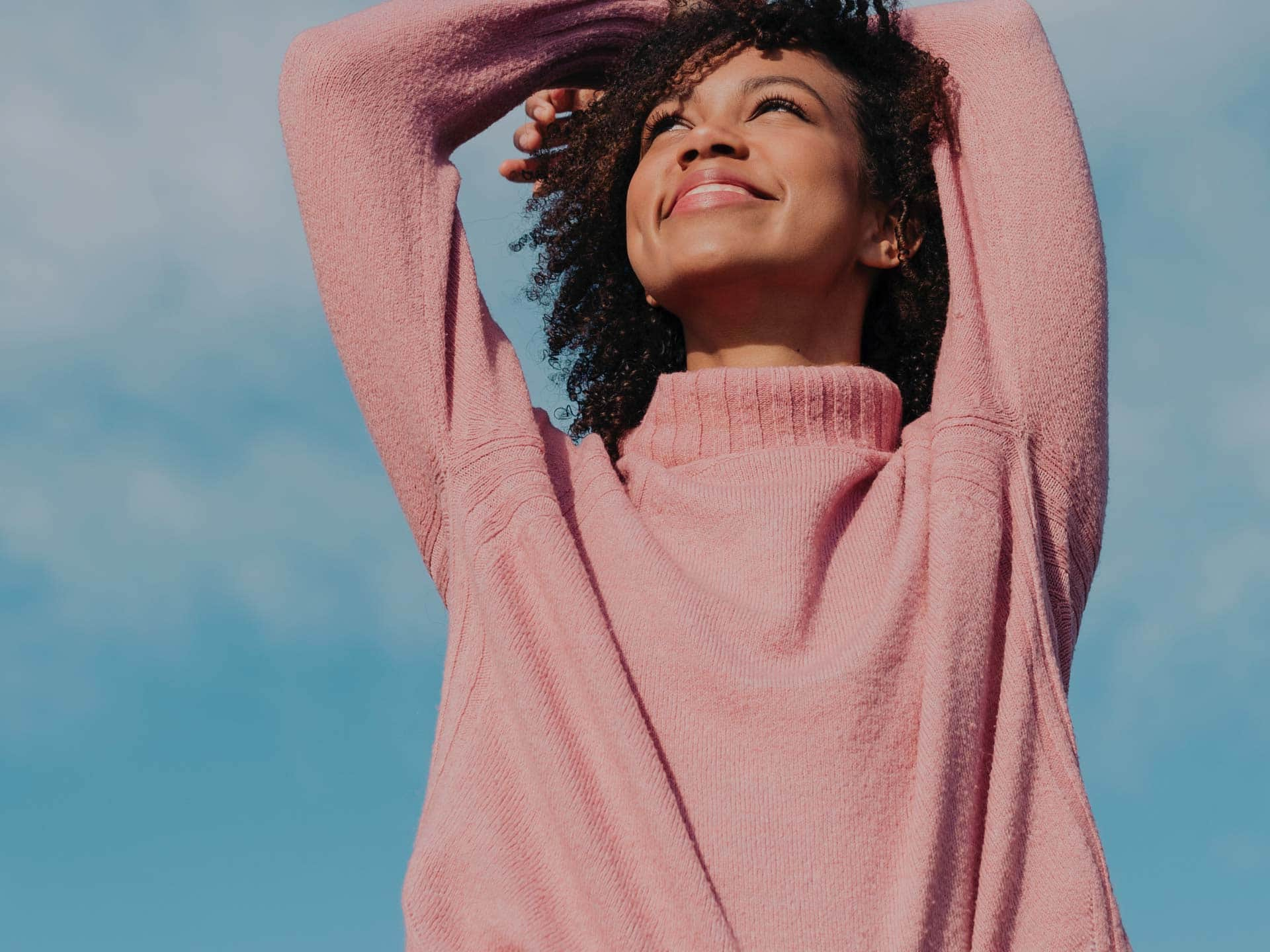 mujer joven con risos y sonriendo