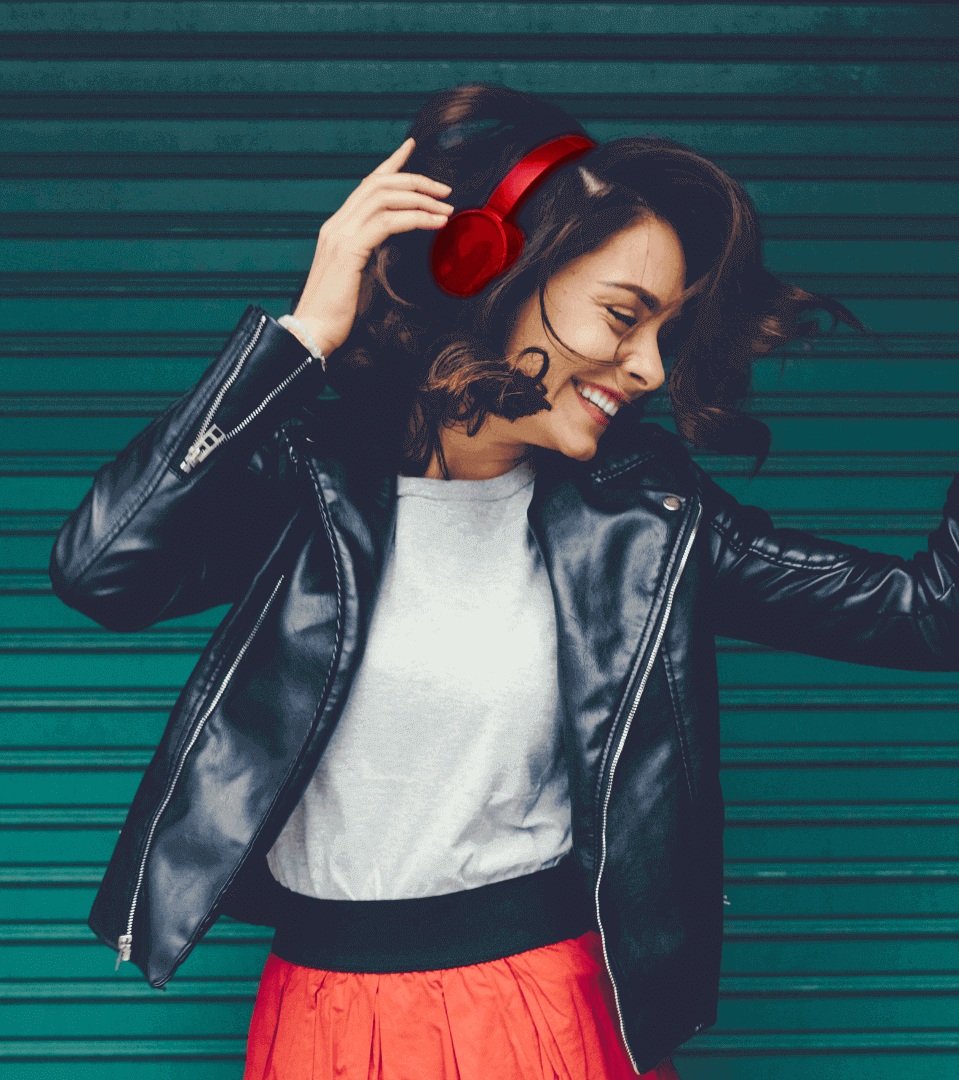mujer joven sonriendo mientras escucha música