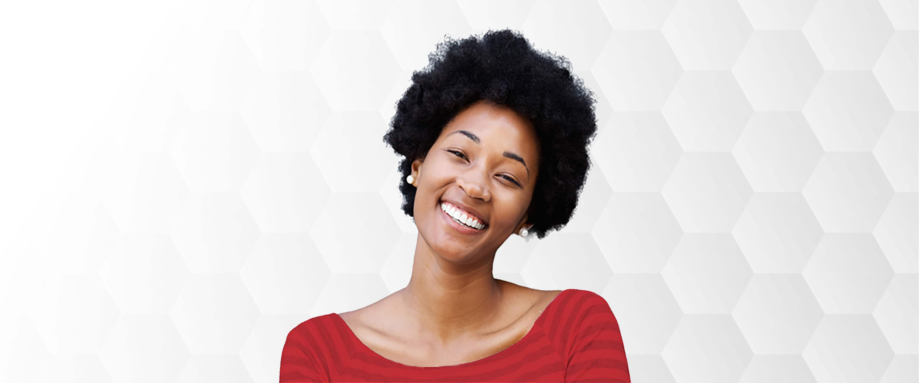 Mujer sonriendo con dientes blancos