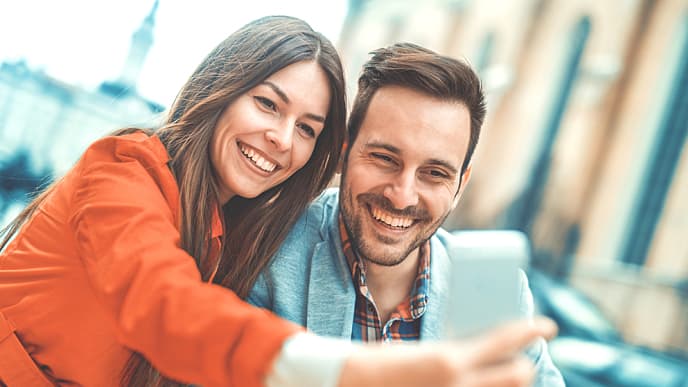 Pareja sonriendo